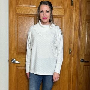 🤍 CLASSIC CREAM BUTTON-DETAIL SWEATER 🤍